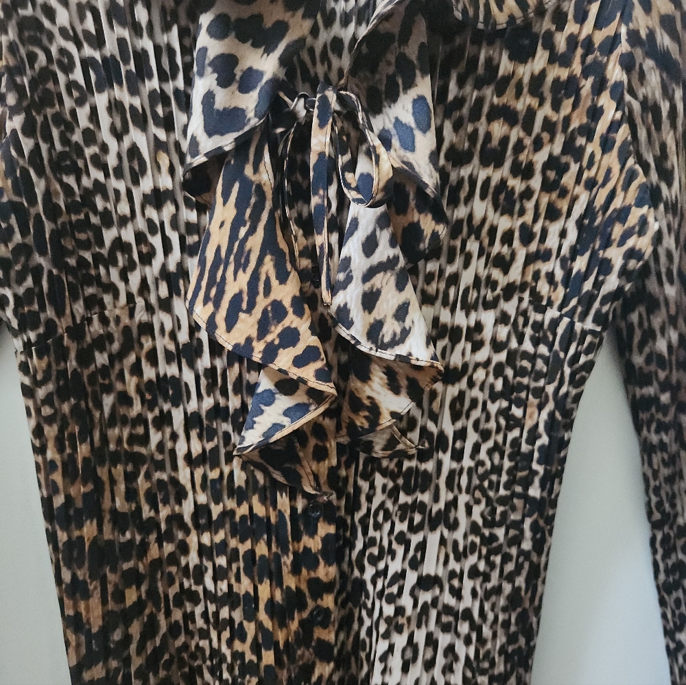 🔥SOLD🔥 Laura Scott Leopard Print Pleated Stretch Button Up Blouse Size Large - Picture 7 of 9